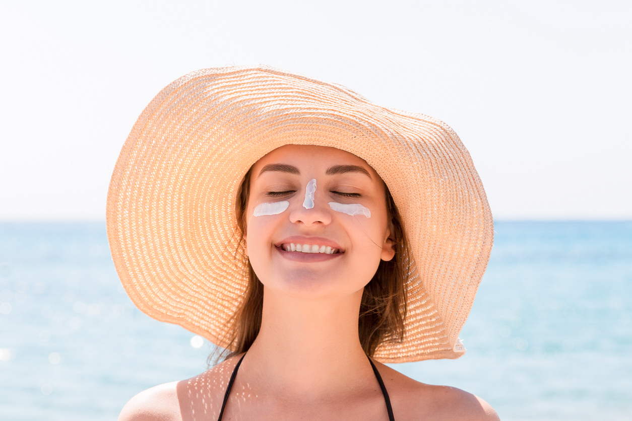 Hoe bescherm je je huid echt goed tegen de zon?